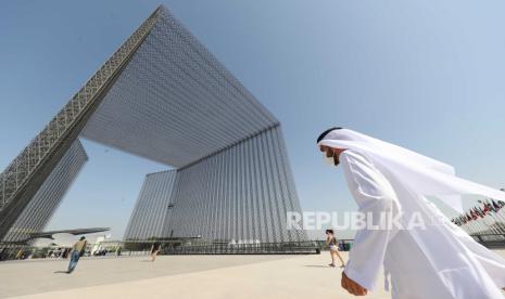  Orang-orang mengunjungi situs EXPO selama hari pertama EXPO 2020 Dubai di emirat Teluk Dubai, Uni Emirat Arab pada 01 Oktober 2021. 192 negara akan berpartisipasi dengan paviliun mereka di EXPO 2020 Dubai, Expo internasional pertama di Timur Tengah, Afrika dan kawasan Asia Selatan (MEASA), yang akan berlangsung mulai 01 Oktober 2021 hingga 31 Maret 2022.