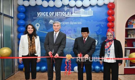 Duta Besar AS untuk Indonesia Sung Y. Kim dan Imam Besar Masjid Istiqlal Nasaruddin Umar meresmikan berdirinya fasilitas American Space di Masjid Istiqlal, Jakarta, Selasa (6/6/2023). Itu menjadi American Space pertama yang didirikan AS di dalam masjid. Dok Kedutaan Besar AS di Jakarta