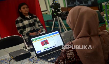 Remaja mengikuti perekaman data KTP elektronik untuk pemula di Kantor Kelurahan Bener, Yogyakarta, Selasa (6/6/2023). Layanan jemput bola bagi remaja dengan umur 16 dan 17 tahun ini bergantian di 45 kelurahan lingkup Kota Yogyakarta. Proses perekaman data KTP elektronik oleh petugas Disdukcapil Kota Yogyakarta dilakukan pada sore hari usai pelajar pulang sekolah. Selain untuk mempermudah para remaja juga membantu warga yang akan melakukan pemutakhiran data KTP.