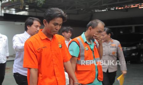 Dua tersangka diperlihatkan kepada wartawan saat rilis pengungkapan kasus peredaran narkotika jenis ganja di Ditresnarkoba, Polda Metro Jaya, Jakarta, Senin (10/6/2024). Direktorat Reserse Narkoba Polda Metro Jaya berhasil mengamankan barang bukti ganja seberat 99,48 kilogram serta 2 orang tersangka. 