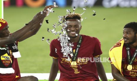 Pemain Roma Tammy Abraham merayakan setelah pertandingan sepak bola final Liga Konferensi Eropa antara AS Roma dan Feyenoord di National Arena di Tirana, Albania, Rabu, 25 Mei 2022.