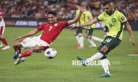 Pemain timnas Indonesia Marselino Ferdinan berebut bola dengan pemain Australia pada pertandingan kualifikasi Piala Dunia di Stadion Sepak Bola Sydney, Australia, Kamis, (20/3/2025). Indonesia takluk dari The Socceroos dengan skor 1-5.