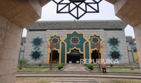 Seorang satpam, berjaga di depan masjid Jakarta Islamic Center, Jumat (21/10). Kebakaran yang terjadi pada Rabu lalu membuat kubah masjid ini habis hangus terbakar. Foto: darmawan/republika