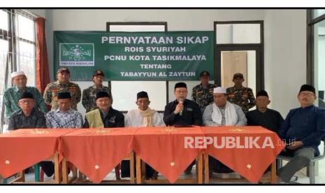 Perwakilan PCNU Kota Tasikmalaya memberikan pernyataan sikap atas kehadiran Ketua PCNU sekaligus Ketua MUI Kota Tasikmalaya, KH Ate Mushodiq, dalam kegiatan Syukuran 77 Tahun Syaykh Al Zaitun, Senin (31/7/2023). 