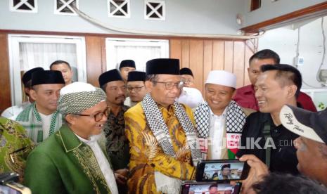 Cawapres Mahfud MD berkunjung ke Pesantren Miftahul Huda, Kecamatan Manonjaya, Kabupaten Tasikmalaya, Jawa Barat, Jumat (15/12/2023). 