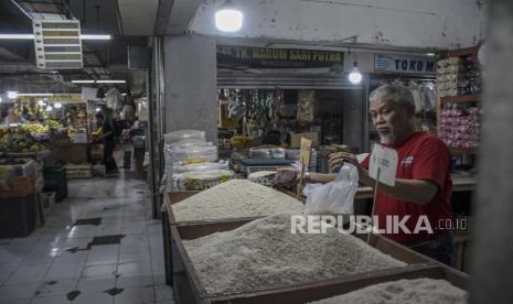 Pedagang penjual bahan pokok beraktivitas di kiosnya di pasar (ilustrasi)