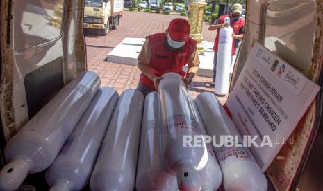 Petugas menata tabung oksigen 6 meter kubik untuk bantuan penanganan COVID-19 di Pemda Karawang, Jawa Barat, Kamis (12/8/2021). PT Toyota Motor Manufacturing Indonesia (TMMIN) berkolaborasi dengan Yayasan Benih Baik menyalurkan 100 tabung oksigen 6 meter kubik dan 1.000 paket sembako kepada Pemkab Karawang sebagai wujud kontribusi nyata bagi tenaga kesehatan dan fasilitas kesehatan untuk menangani dan merawat pasien COVID-19.