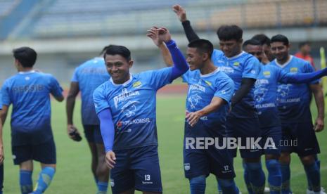 Tim Persib  menjalani latihan di Stadion Gelora Bandung Lautan Api (GBLA) menyambut pelaksanaan Turnamen Piala Menpora, Bandung, Kamis (4/3). 