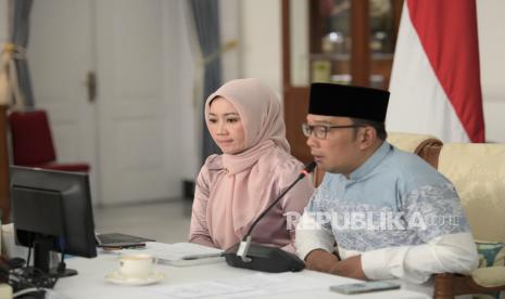 Gubernur Jabar Ridwan Kamil dan Ketua TP-PKK Provinsi Jabar Atalia Praratya Ridwan Kamil memberikan sambutan saat menghadiri Kajian Virtual Majelis Taklim Pakuan Juara secara vicon dari Gedung Pakuan, Kota Bandung, Ahad(11/7). Sebanyak 500 orang mengikuti doa bersama sebagai upaya meminta pertolongan dan kesehatan dalam menghadapi pandemi Covid-19.