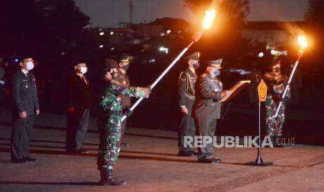 Gubernur Jawa Barat Ridwan Kamil bersama Forkopimda Jabar menggelar apel kehormatan dan renungan suci dalam rangka HUT ke-76 RI yang dipimpin oleh Pangdam III/Siliwangi Mayjen TNI Nugroho Budi Wiryantodi di Taman Makam Pahlawan (TMP) Cikutra, Kota Bandung, Selasa (17/8) dini hari. Kegiatan tersebut dilaksanakan untuk mengenang jasa para pahlawan bangsa yang telah gugur mengorbankan jiwa dan raga dalam membela tanah air dan mempertahankan kemerdekaan dari penjajahan serta menjaga kedaulatan Negara Kesatuan Republik Indonesia (NKRI).