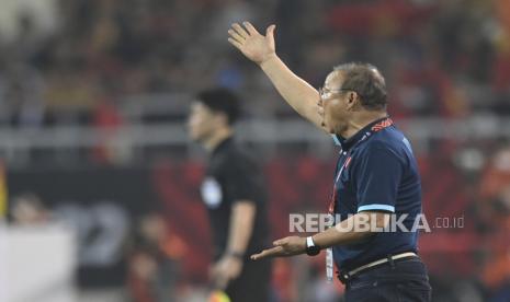 Pelatih kepala Vietnam Park Hang-seo bereaksi selama leg pertama pertandingan sepak bola final Piala Federasi Sepak Bola ASEAN (AFF) antara Vietnam dan Thailand di Stadion My Dinh di Hanoi, Vietnam, Jumat, 13 Januari 2023.