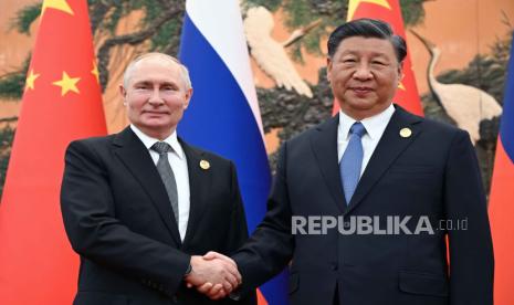 Rekaman langka menunjukkan Presiden Rusia Vladimir Putin di Beijing, Cina, ditemani oleh petugas yang membawa tas nuklir pada Rabu (18/10/2023).