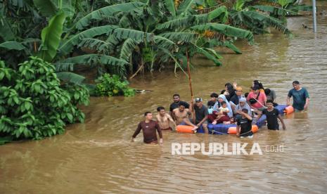 Petugas mengevakuasi warga saat banjir di kawasan Cililitan, Jakarta, Selasa (4/3/2025). Berdasarkan data BPBD DKI Jakarta mencatat, sebanyak 59 RT di kawasan Rawajati dan Cililitan terendam banjir dengan ketinggian mulai dari 30-300 centimeter yang disebabkan oleh meluapnya kali Ciliwung.