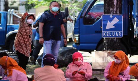  Penjelasan Kemensos Soal Risma Ancam Mutasi Pegawai ke Papua. Foto:  Menteri Sosial Tri Rismaharini (kiri) didampingi Wali Kota Surabaya Eri Cahyadi (kanan) meninjau dapur umum Kementerian Sosial di Surabaya, Jawa Timur, Senin (5/7/2021). Kementerian Sosial mendirikan dapur umum di Surabaya dan menyalurkan makanan kepada tenaga kesehatan serta pasien COVID-19 sebagai bentuk layanan tanggap darurat. 