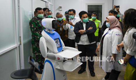 Menteri BUMN Erick Thohir (tengah) berbincang dengan petugas medis saat mengecek kesiapan di salah satu ruang modular di Rumah Sakit Pertamina Jaya, Cempaka Putih, Jakarta, Senin (6/4/2020). Rumah Sakit darurat COVID-19 tersebut berkapasitas sebanyak 160 tempat tidur dalam ruangan dan 65 kamar isolasi bertekanan negatif untuk merawat pasien positif COVID-19 sesuai standar yang ditetapkan oleh Organisasi Kesehatan Dunia atau WHO