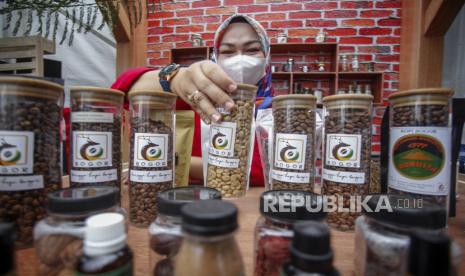 Pelaku usaha kopi menata produknya saat acara Festival Kopi Bogor 2022 di Cibinong, Kabupaten Bogor, Jawa Barat. Plt Bupati Bogor sebut festival kopi untuk populerkan biji kopi asli daerah di Bogor.