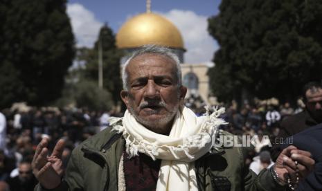 Umat Islam sholat di bawah Masjid Kubah Batu di kompleks Masjid Al-Aqsa untuk salat Jumat kedua di bulan suci Ramadhan di Kota Tua Yerusalem, Jumat, (22/3/2024).