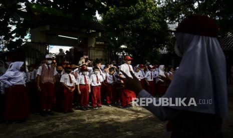 Siswa mengikuti upacara bendera memperingati Hari Guru Nasional di SDN Pondok Cina 1, Depok, Jawa Barat, Jumat (25/11/2022). Siswa SDNPondok Cina 1 tetap memperingati Hari Guru Nasional meskipun para guru tidak hadir ke sekolahnya sejak (14/11/2022), akibat polemik relokasi sekolah menjadi masjid raya. Republika/Putra M. Akbar