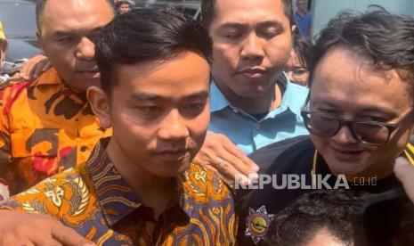 Wali Kota Solo Gibran Rakabuming Raka tiba di Kantor DPP Partai Golkar, Palmerah, Jakarta Barat, Sabtu (21/10/2023). Partai Golkar resmi mengusung putra sulung Presiden Jokowi itu sebagai cawapres pendamping Prabowo Subianto.