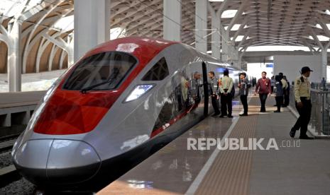 Penumpang bersiap memasuki gerbong kereta cepat Whoosh di Stasiun Halim, Jakarta.