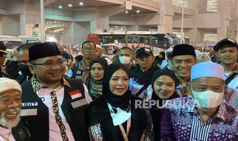 Menteri Agama RI, Yaqut Cholil Qoumas saat melaksanakan lontar jumrah di Jamarat, Mina, Makkah, Selasa (18/6/2024) dini hari. 