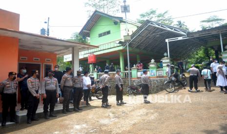 Aparat Kepolisian berjaga di akses masuk menuju Desa Wadas, Purworejo, Jawa Tengah, Rabu (9/2/2022). Diketahui, pada Selasa (8//2/2022) kemaren 63 orang khususnya 56 warga Wadas ditangkap kepolisian. Para warga yang ditangkap adalah mereka yang bersikeras menolak lahannya dibebaskan untuk penambangan batu adesit. Luas tanah yang akan dibebaskan mencapai 124 hektar.Batu andesit yang ditambang dari Desa Wadas ini sedianya akan digunakan sebagai material untuk pembangunan Waduk Bener yang lokasinya masih berada di Kabupaten Purworejo.