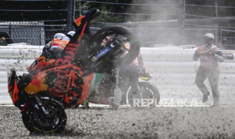 Pembalap MotoGP Spanyol Aleix Espargaro dari Aprilia Racing Team Gresini berdiri di samping sepeda motornya setelah mengalami kecelakaan.