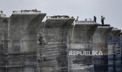 Tiang pancang proyek kereta cepat Jakarta-Bandung di kawasan Cibeber, Kota Cimahi, Jabar.