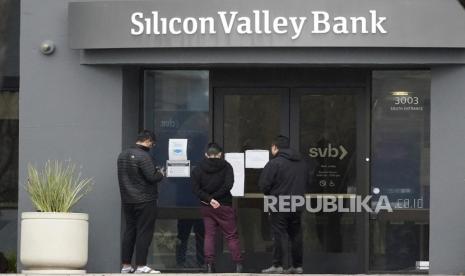 Sejumlah orang terlihat di kantor Silicon Valley Bank di Santa Clara, California, Amerika Serikat, Jumat, 1 Maret 2023. Ekonom sekaligus Direktur Eksekutif Segara Research Institute Piter Abdullah mengatakan langkah regulator Amerika Serikat yang menjamin dana seluruh deposan di bank-bank yang ditutup, meredam krisis keuangan di negara tersebut menjadi krisis keuangan sistemik global.