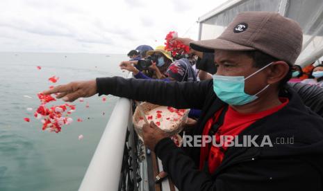 Kerabat Indonesia dari korban kecelakaan pesawat udara Sriwijaya SJ182 meletakkan bunga dari kapal Rumah Sakit TNI AL KRI Semarang di lokasi kecelakaan di Perairan Teluk Jakarta, Indonesia, 22 Januari 2021. Penerbangan Sriwijaya Air SJ182 jatuh ke laut di lepas pantai Jakarta pada 09 Januari 2021 sesaat setelah lepas landas dari Bandara Internasional Jakarta dalam perjalanan ke Pontianak di provinsi Kalimantan Barat.