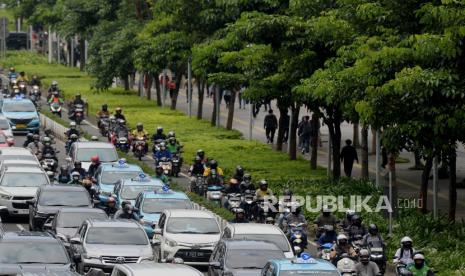 Pengendara sepeda motor melewati jalur sepeda untuk menghindari kemacetan di Jalan Jenderal Sudirman, Jakarta, Rabu (29/3/2023). Kemacetan pada ruas jalan protokol di Jakarta terjadi lebih awal selama bulan Ramadan sekitar pukul 16.00 WIB, yang diakibatkan jam masuk kerjaa yang lebih awal dan masyarakat mengejar waktu untuk berbuka puasa di rumah.