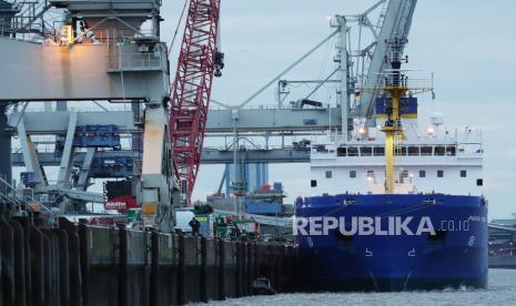  Nelayan Korsel Protes Rencana Limbah Nuklir Jepang. Foto ilustrasi: Kapal pengangkut bahan bakar nuklir Pacific Grebe ditambatkan di pelabuhan Nordenham, Jerman utara, 02 November 2020. Kapal tersebut membawa enam kontainer berisi limbah nuklir dari situs Sellafield di Inggris untuk dipindahkan dengan kereta api ke fasilitas penyimpanan sementara di pembangkit listrik tenaga nuklir Biblis.