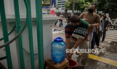 Jemaah mencuci tangan sebelum melaksanakan shalat Jumat pada hari pertama masa transisi pembatasan sosial berskala besar (PSBB) di Masjid Cut Meutia, Jakarta, Jumat (5/6). Masjid Cut Meutia kembali menggelar shalat jumat pertama setelah masa penguncian akibat COVID-19 dengan menerapkan protokol kesehatan seperti menggunakan masker, mencuci tangan, pengukuran suhu tubuh dan menjaga jarak fisik serta diisi hanya 50 persen kapasitas jemaah