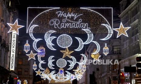 Lampu merayakan festival Ramadhan Muslim ditampilkan di West End London, Inggris (23/3/2023). 