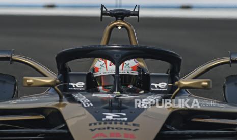 Pembalap tim DS Techeetah Antonia Felix da Costa memacu kecepatan saat babak kualifikasi Formula E seri kesembilan di Jakarta International E-Prix Circuit (JIEC), Ancol, Jakarta Utara, Sabtu (4/6/2022).