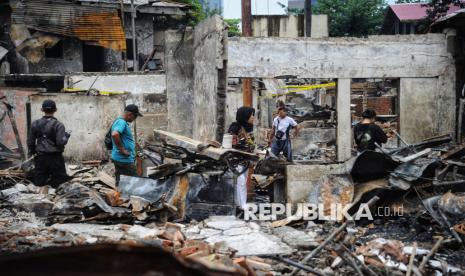 Sejumlah warga melihat rumahnya yang terbakar di lokasi kebakaran permukiman padat penduduk di Jalan Kemayoran Gempol, Kebon Kosong, Kemayoran, Jakarta, Selasa (21/1/2025). Kebakaran besar yang terjadi pada dini hari tersebut menghanguskan 543 rumah yang berdampak  terhadap 1.797 jiwa atau 607 kepala keluarga (KK). Sebanyak 34 unit mobil pemadam dengan 170 personel dikerahkan untuk menangani kebakaran tersebut. Upaya pemadaman dimulai sekitar pukul 01.22 WIB dan proses pendinginan dimulai pada pukul 06.00 WIB.