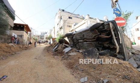 Warga Palestina memeriksa kerusakan di sebuah area menyusul penggerebekan Israel di kamp pengungsi Jenin, di kota Jenin, Tepi Barat, 03 November 2023.