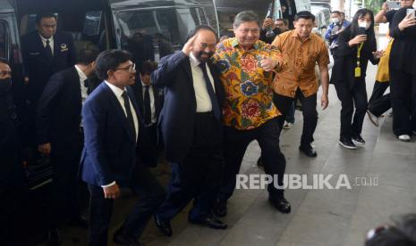 Ketua Umum Partai Golkar Airlangga Hartarto bersama Ketua Umum Partai Nasdem Surya Paloh bersiap melakukan pertemuan di Kantor DPP Partai Golkar, Jakarta, Rabu (1/2/2023). Pertemuan tersebut sebagai bentuk silahturahmi sekaligus agenda lanjutan dari pertemuan sebelumnya. 