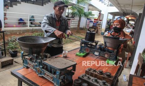 Petugas dan pekerja melakukan proses tera ulang timbangan milik pedagang di Pasar Johar Semarang, Jawa Tengah, Senin (31/7/2023). Kegiatan tera ulang yang digelar Dinas Perdagangan Kota Semarang tersebut untuk memastikan ketepatan takaran alat-alat ukur, takar, timbang, dan perlengkapannya (UTTP) yang digunakan pedagang pasar tradisional untuk melindungi konsumen. 