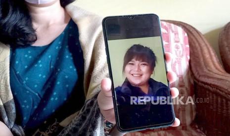 Valeria Buring, kakak sepupu Mayang menceritakan Mayang menjadi korban tindak pidana perdagangan orang di Myanmar, Jumat (5/4/2023). Ia menunjukkan foto Mayang.