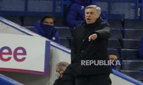 Manajer Everton Carlo Ancelotti memberi isyarat selama pertandingan sepak bola Liga Premier Inggris antara Chelsea dan Everton di stadion Stamford Bridge di London, Senin, 8 Maret 2021. 