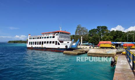 Seorang warga menggunakan perahu semang atau ketinting di perairan Desa Liang Kabupaten Maluku Tengah, Provinsi Maluku, Selasa (1/6/2021). Pelabuhan Hanimua yang dikelola oleh PT Angkutan Sungai Danau dan Penyeberangan (ASDP) Cabang Ambon merupakan salah pelabuhan andalan yang jadi jalur utama transportasi barang dan orang dari Pulau Ambon ke Pulau Seram.  