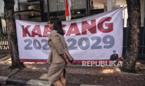 Pejalan kaki melintas didekat spanduk Kaesang 2024-2029 di Kawasan Mampang, Jakarta, Jumat (9/8/2024). Spanduk bertuliskan Kaesang 2024-2029 bermunculan di beberapa beberapa titik sudut Jakarta. Spanduk ini pun dikaitkan sebagai bentuk dukungan kepada Kaesang untuk maju dalam kontestasi pilgub Jakarta 2024. Nama Kaesang pun disebut-sebut  berpotensi menjadi pasangan Ridwan Kamil di Pilgub Jakarta mendatang.