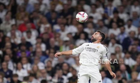 Pemain Real Madrid Dani Carvajal mengontrol bola.