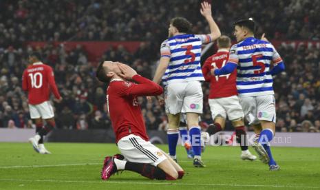  Reaksi pemain Manchester United Wout Weghorst setelah melewatkan peluang mencetak gol pada pertandingan sepak bola putaran ke-4 Piala FA Inggris antara Manchester United dan Reading di Old Trafford di Manchester, Inggris,Ahad (29/1/2023) dini hari WIB. 