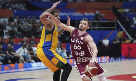 Aksi Guard timnas Latvia Kristers Zoriks (66) saat melawan forward Brazil Lucas Dias pada laga pamungkas grup penyisihan FIBA World Cup 2023, Ahad (3/9/2023). 