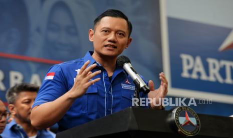 Ketua Umum Partai Demokrat Agus Harimurti Yudhoyono (AHY) didampingi jajaran pengurus dan kader menyampaikan konferensi pers di kanto DPP Partai Demokrat, Jakarta, Senin (4/9/2023). Dalam keterangannya AHY mengatakan bahwa Partai Demokrat sudah bukan bagian dari Koalisi Perubahan untuk Persatuan sekaligus bersiap membuka ruang komunikasi dengan koalisi yang sudah ada saat ini. Selain itu AHY juga mengucapkan selamat kepada Capres Anies Baswedan dan Cawapres Muhaimin Iskandar usai mendeklarasikan sebagai pasangan Capres dan Cawapres pada Pemilihan Presiden 2024 mendatang.