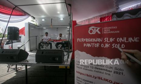 Dua pemusik duduk di mobil Simolek saat acara Edukasi Keuangan Bagi Masyakarat dan Peluncuran Mobil Simolek Edutainment Otoritas Jasa Keuangan (OJK) di Karanganyar, Jawa Tengah, Ahad (23/10/2022). OJK meluncurkan Sistem Informasi Mobil Literasi dan Edukasi Keuangan (SiMolek) berkonsep edutainment sebagai sarana sosialisasi untuk meningkatkan edukasi dan literasi keuangan masyarakat. 