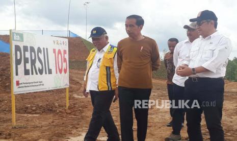 Presiden Jokowi bersama sejumlah menteri saat meninjau pembangunan di Ibu Kota Nusantara, Kalimantan Timur, Kamis (23/2).