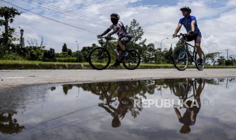 Warga bersepeda di Soreang, Kabupaten Bandung, Ahad (21/2). Direktorat Jenderal Pajak Kementerian Keuangan mengingatkan masyarakat agar memasukan sepeda ke dalam daftar aset dalam laporan surat pemberitahuan (SPT) atau SPT Pajak tahunan bagi wajib pajak.